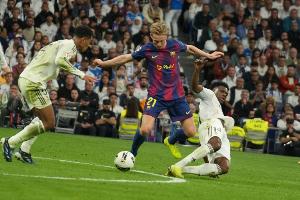 马卡：德容手术可能性仍然存在，巴萨不排除中场位置寻找新援