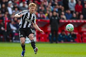 记者：纽卡新帅雅伊斯勒应任命霍尔担任该队队长